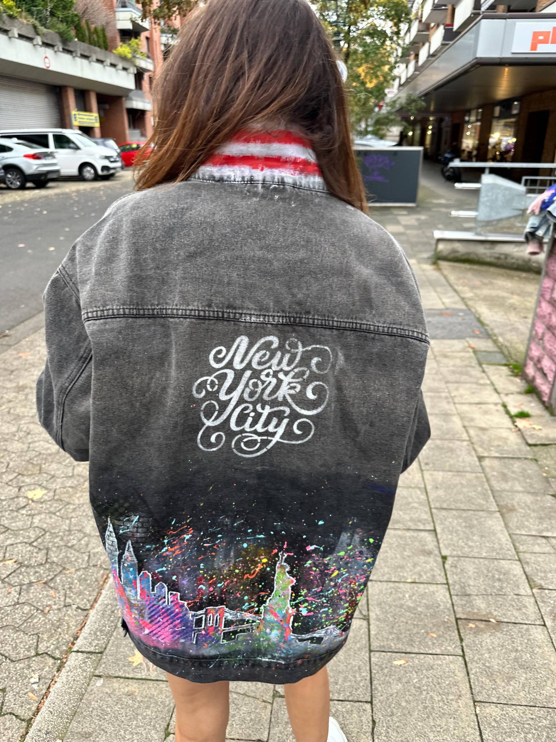 Customized Hand Painted Distressed Oversized Denim Black Jacket With An Image Of Large New York Skyline in Street Art | Graffiti Technique von AnneGraceArt