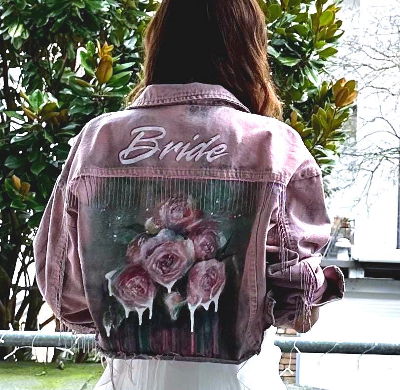 Customized Hand Painted Distressed Oversized Denim Blue Jacket With A Motif Of The Rolling Stones Logo in Street Art | Graffiti Technique Customized Hand Painted Distressed Oversized Denim Blue Jacket With A Motif Of The Rolling Stones Logo in Street Art | Graffiti Technique von AnneGraceArt