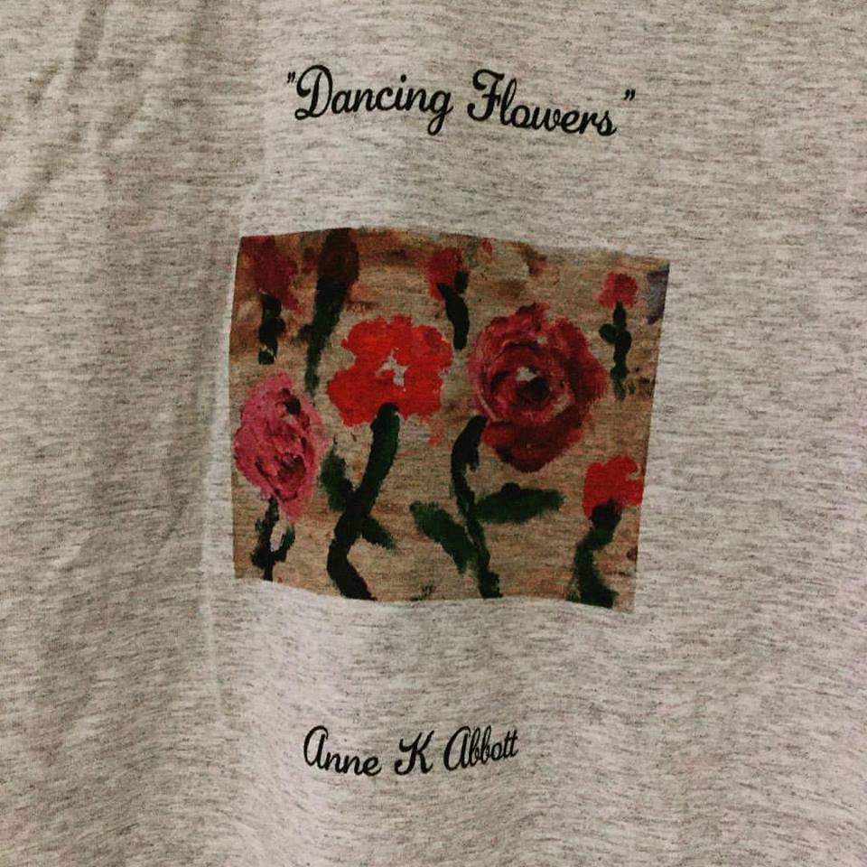 Tanzende Blumen T-Shirts, Design Aus Original-Gemälde Tanzende Blumen T-Shirts, Design Aus Original-Gemälde von AnneKAbbott