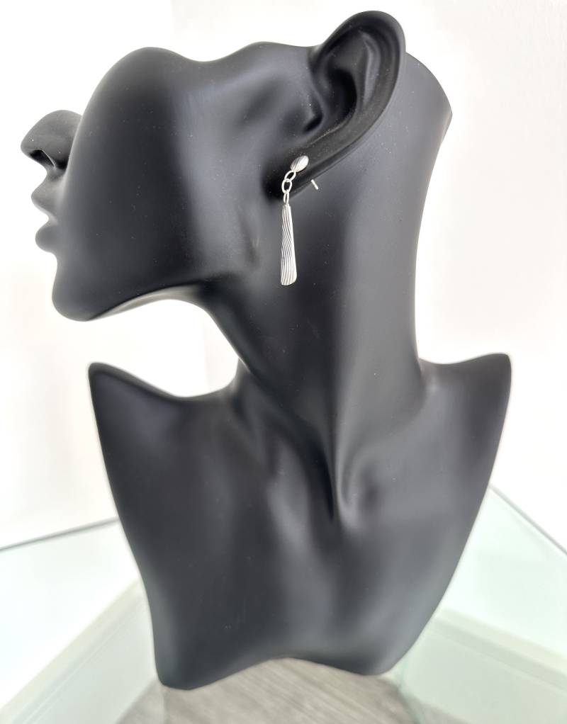 Sterling Silber Strukturierte Baumeln Ohrringe Sterling Silber Strukturierte Baumeln Ohrringe von AnneLumsdenJewellery