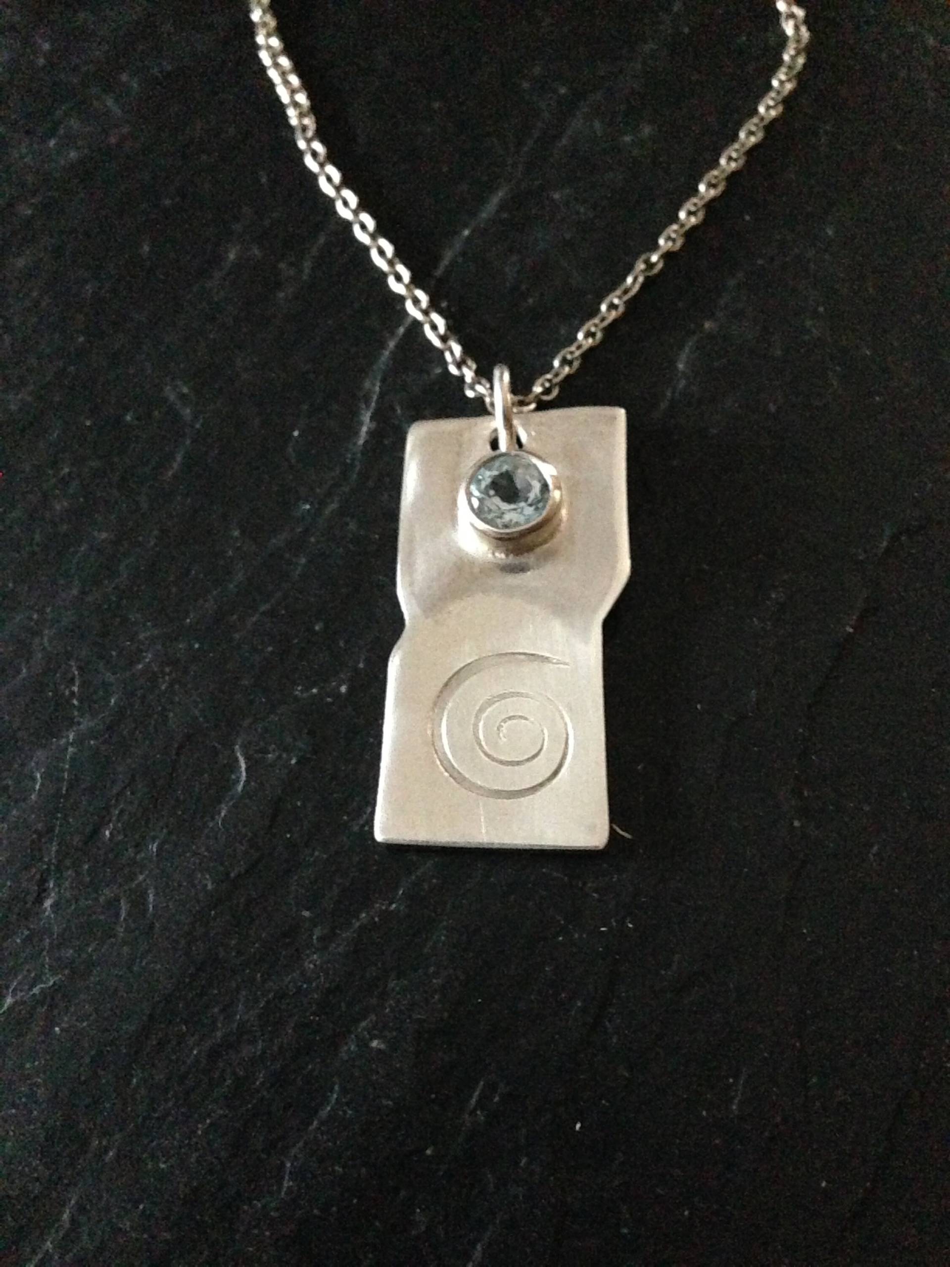 Sterling Silber Und Blau Topas Stehend Stein Anhänger Sterling Silber Und Blau Topas Stehend Stein Anhänger von AnneLumsdenJewellery