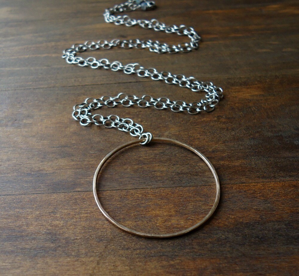 Lange Große Kreis Gold Und Silber Halskette von AnneMooreJewelry