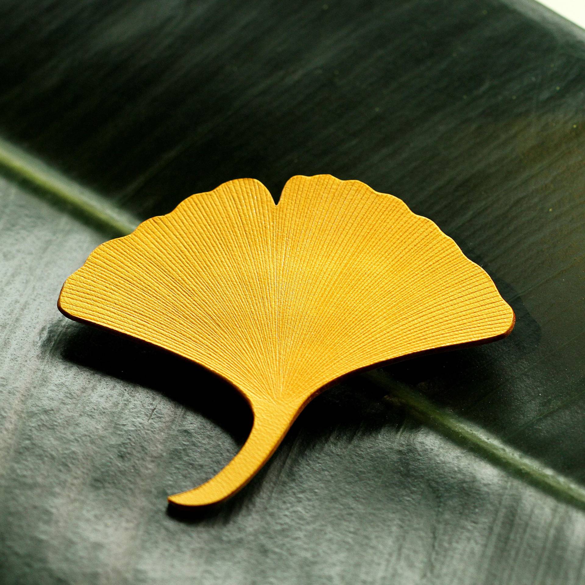 100% Handarbeit Leder Ginkgo Blatt Brosche Nette Taschenanhänger Good Luck Party Favors Geschenk von AnneSoye