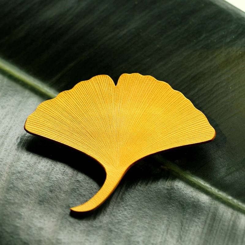 100% Handarbeit Leder Ginkgo Blatt Brosche Nette Taschenanhänger Good Luck Party Favors Geschenk von AnneSoye