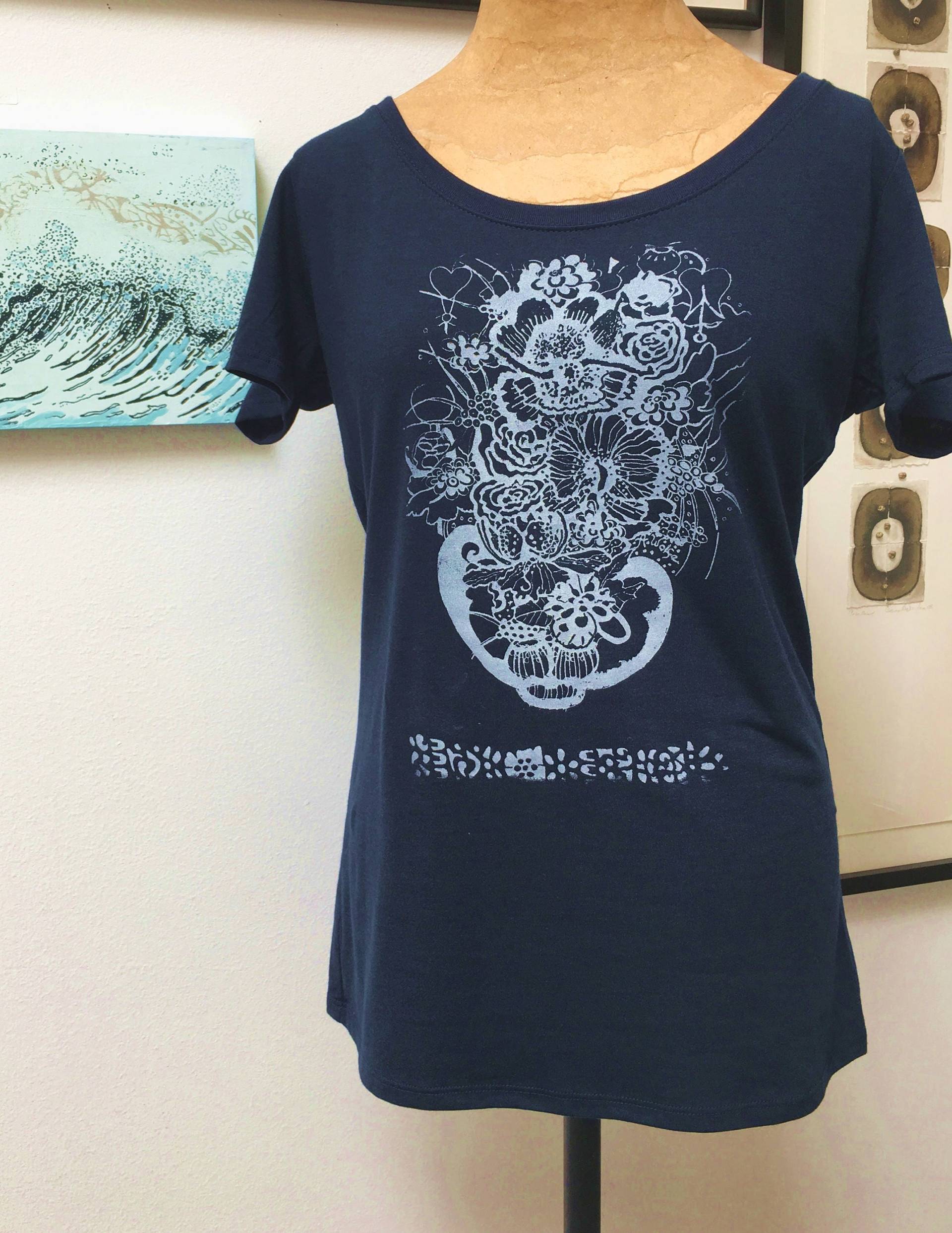 Mitternachtsblaues T-Shirt Mit Silber Blumen Design Mitternachtsblaues T-Shirt Mit Silber Blumen Design von AnneWolfeStudio