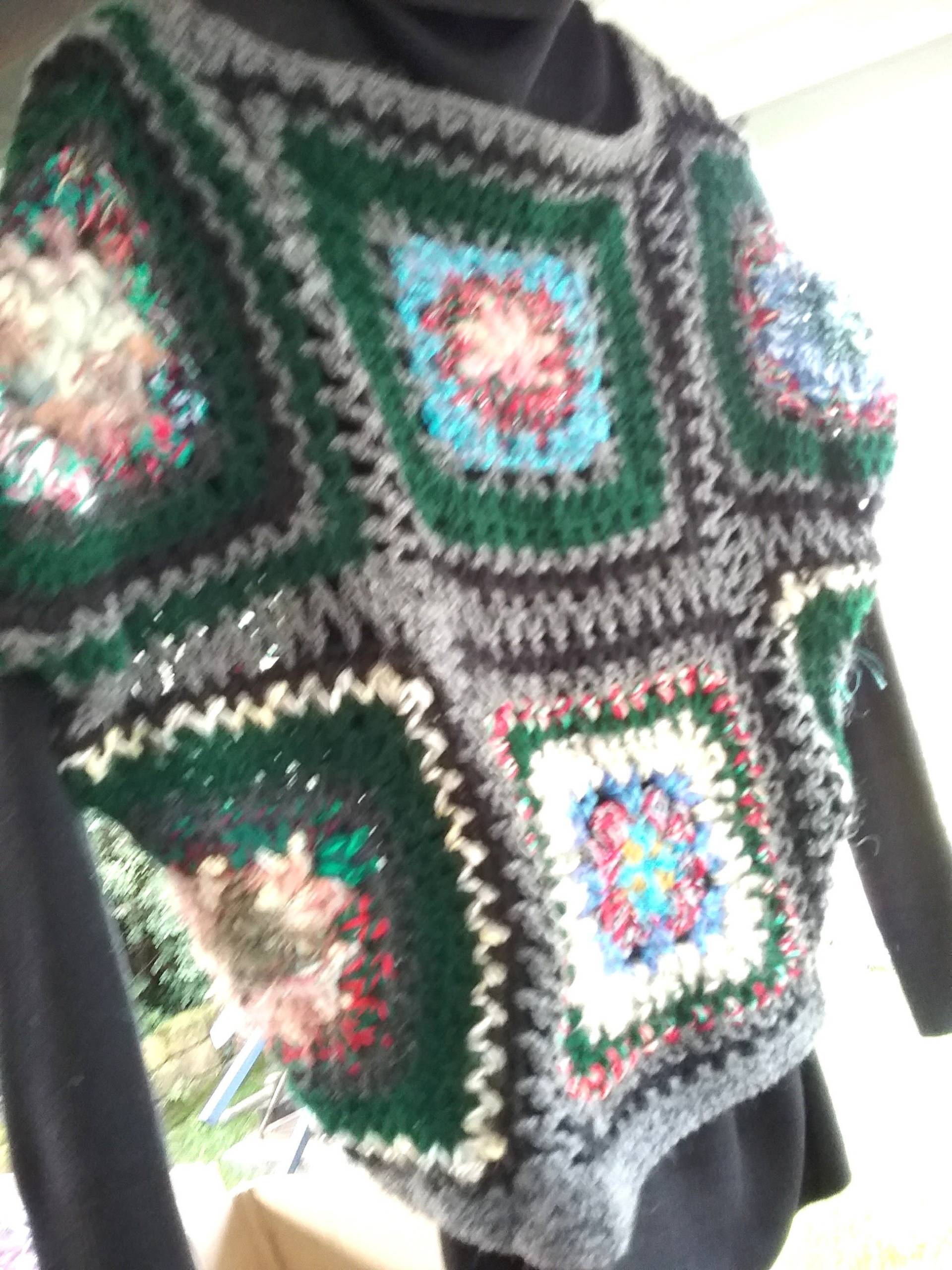 Handgefertigt, Häkelweste, Granny Square, Patchwork, Hippie - Look, Ärmelstola, Schwarz-Grau-Grün-Bunt, Vintage-Art von Annehats