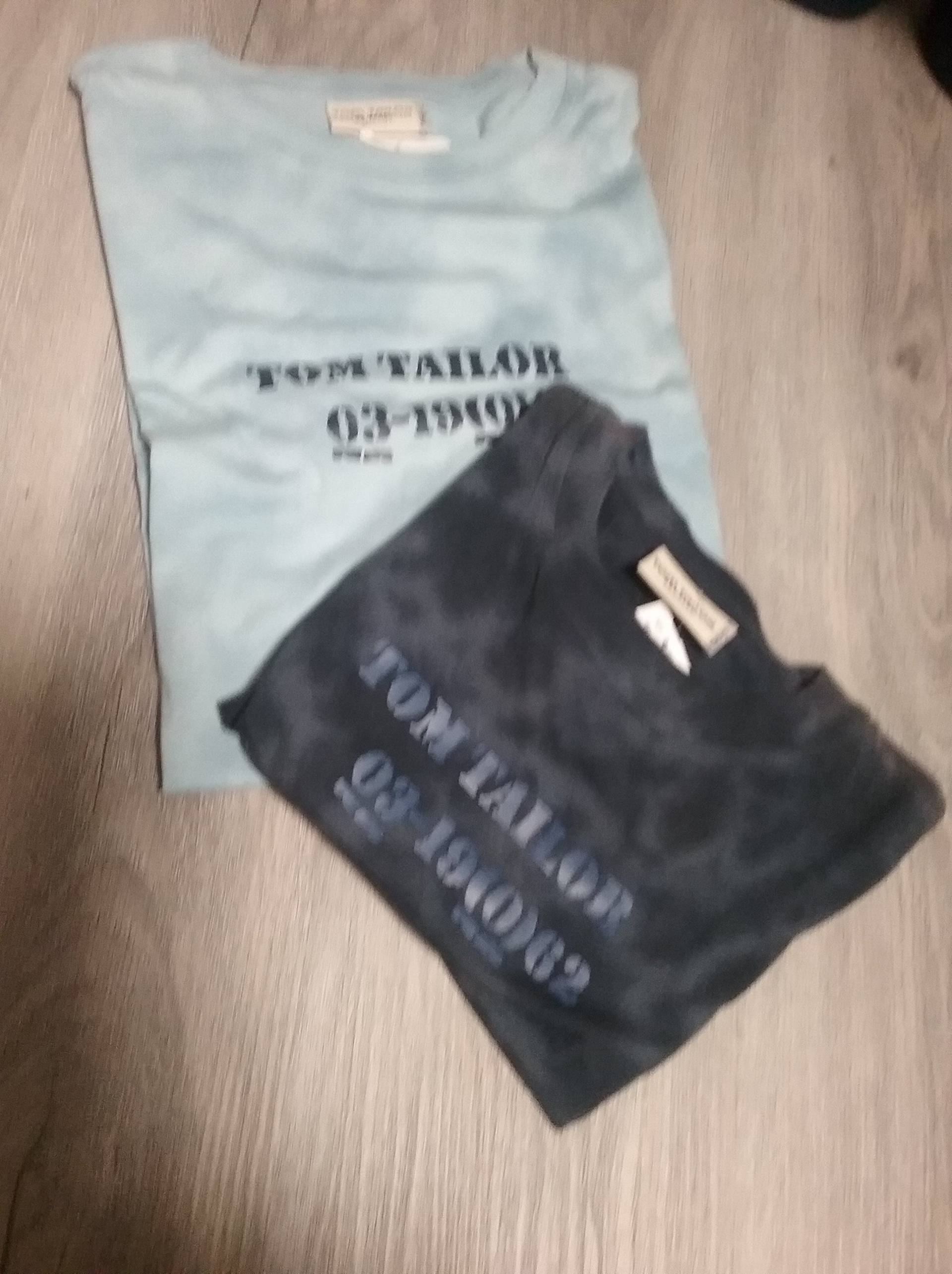 Sale 30% T-Shirt, Kurzarm, Grafik-Logo - Frontside, Batik, Hellblau + Dunkelblau, Gender, Tom Tailor, Vintage Sale 30% T-Shirt, Kurzarm, Grafik-Logo - Frontside, Batik, Hellblau + Dunkelblau, Gender, Tom Tailor, Vintage von Annehats