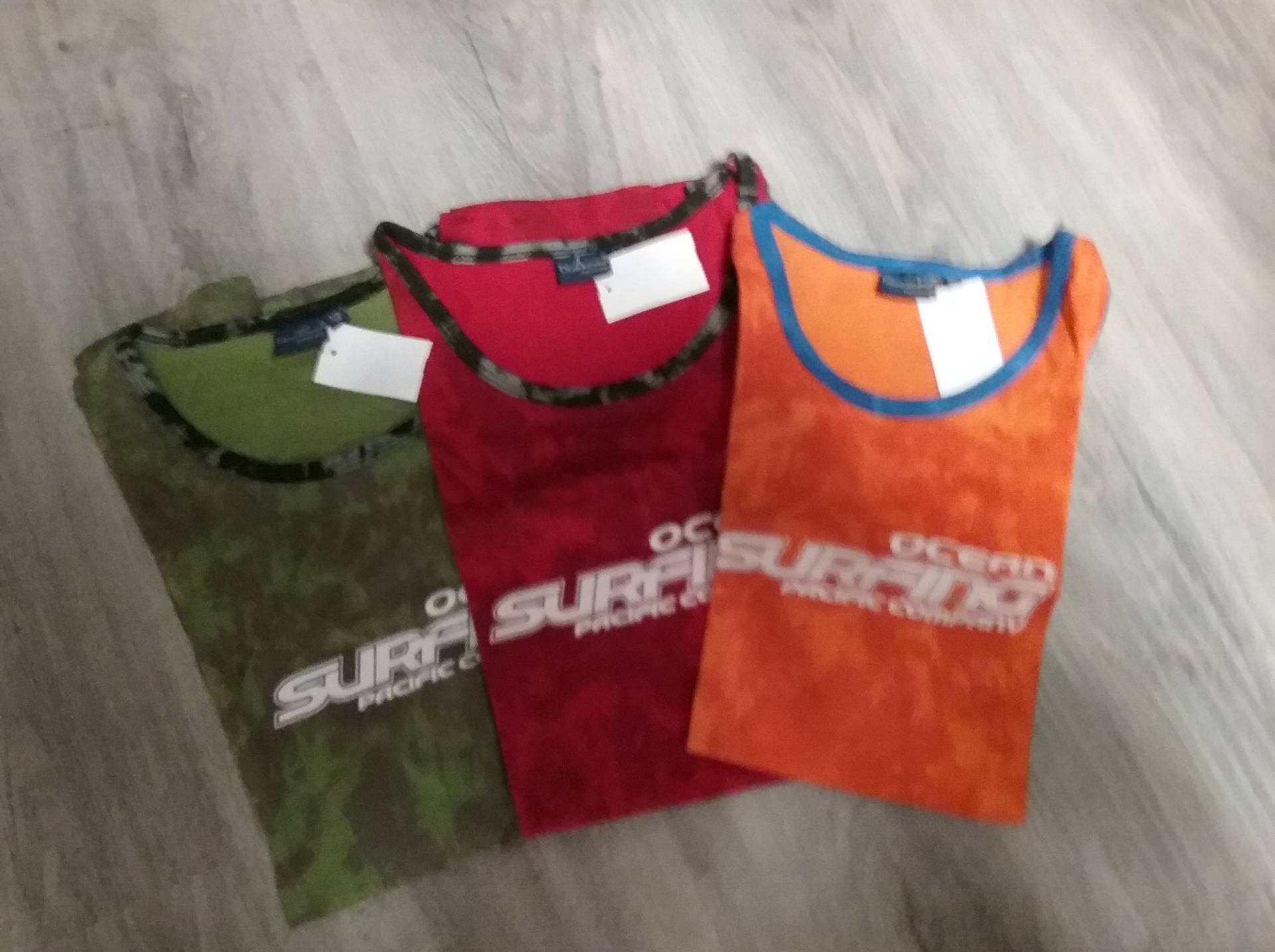 Tanktop, Ärmelloses T-Shirt, Grafik-Ocean Surfing, Grün, Rot, Blau, Orange, Batik, Rundhals, Boys, Männer, Jungen, Blue Seven, Vintage Tanktop, Ärmelloses T-Shirt, Grafik-Ocean Surfing, Grün, Rot, Blau, Orange, Batik, Rundhals, Boys, Männer, Jungen, Blue Seven, Vintage von Annehats