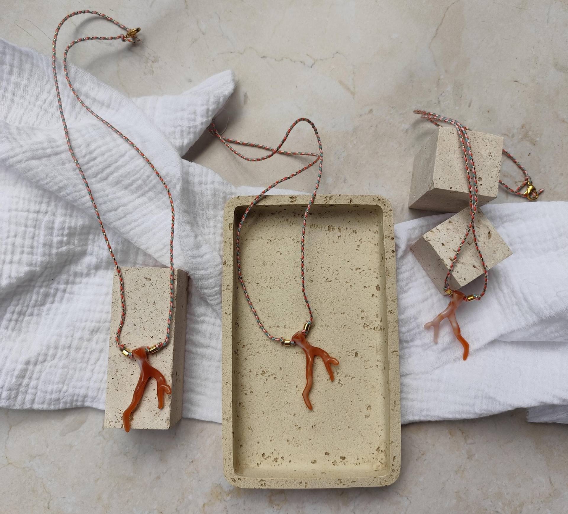 Kette Mit Koralle Anhängern | Band Und Anhängern von AnnesAccessoires