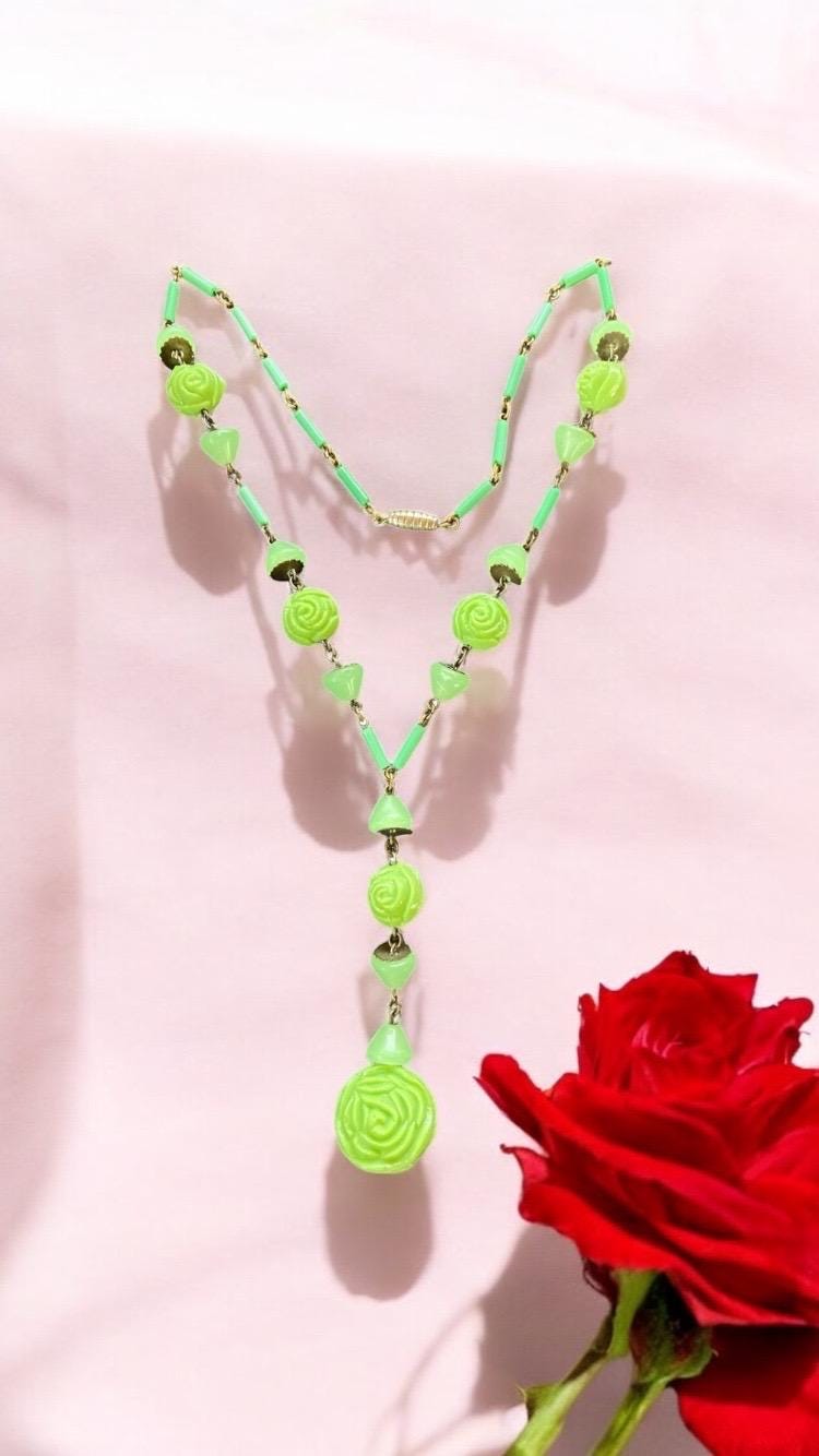 Art Deco Grüne Glasblumen-Halskette Vintage Rosenknospenanhänger Art Deco Grüne Glasblumen-Halskette Vintage Rosenknospenanhänger von AnnesGlitterBug