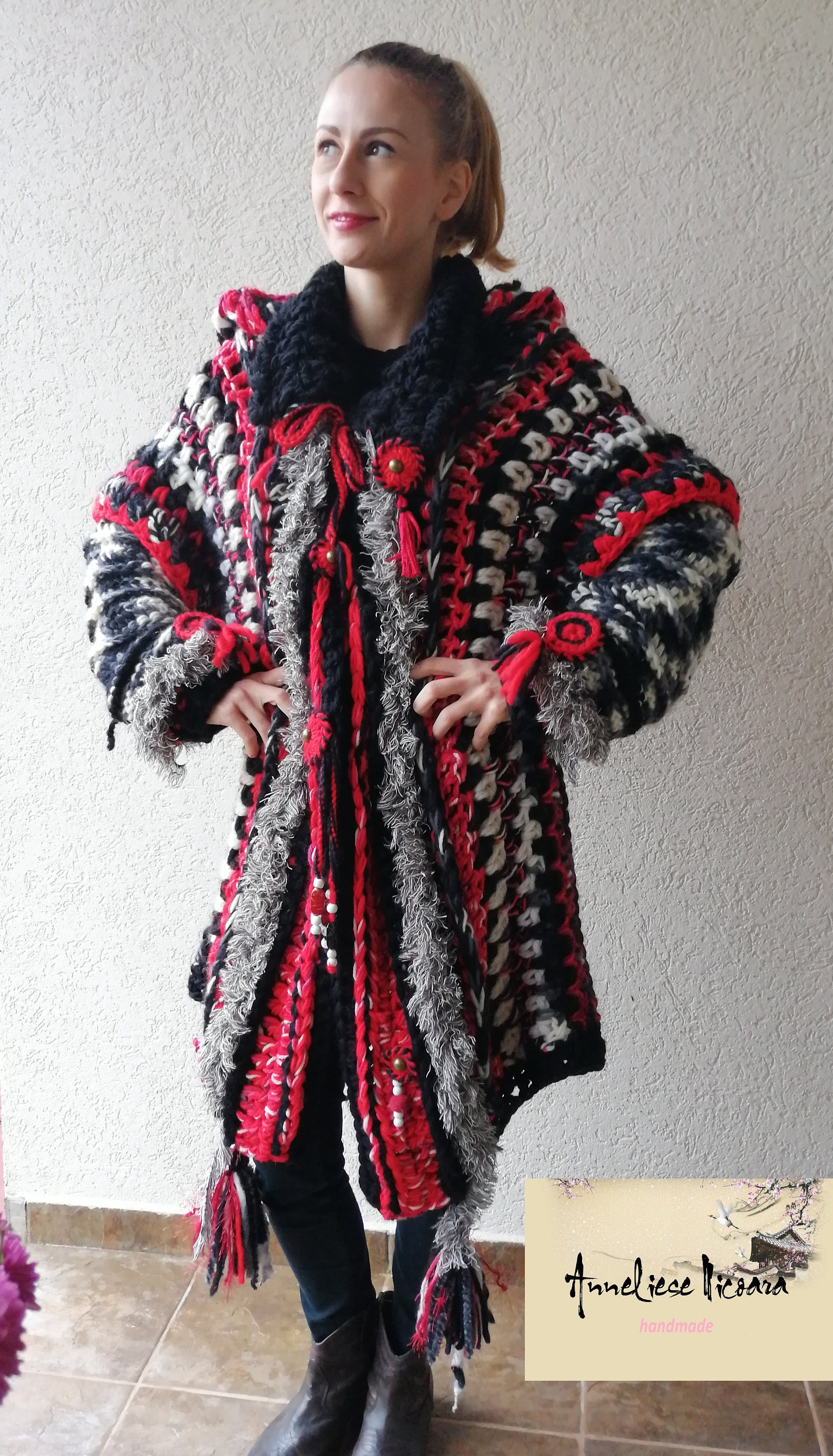 Extra Chunky Giant Long Jacke Mit Kapuze/ Dicke Wolle Merino Wolle, Riesen Häkelmantel, Bulky Over Size Cardy in Rot, Schwarz Und Grau/, Boho von AnnesMagicCrochet