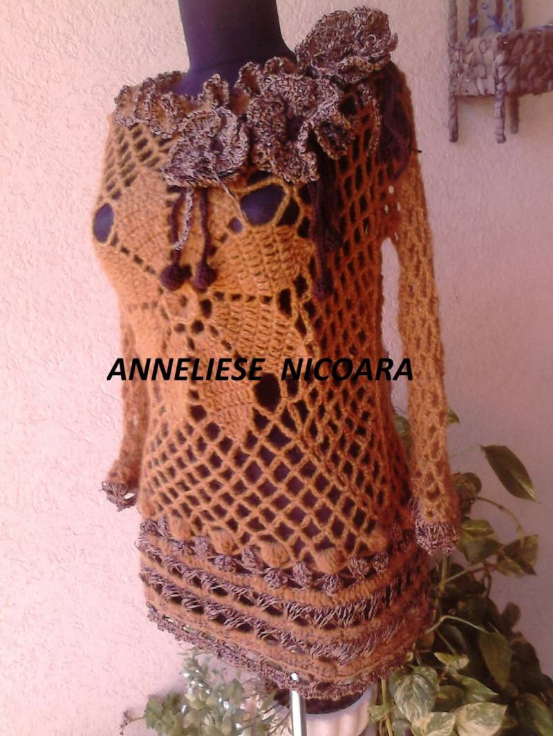 Gehäkelte Boho Bluse/Spitzenbluse Handgemachte Tunika Mit Remouvable Blumen Cover-Up Größe S-M von AnnesMagicCrochet