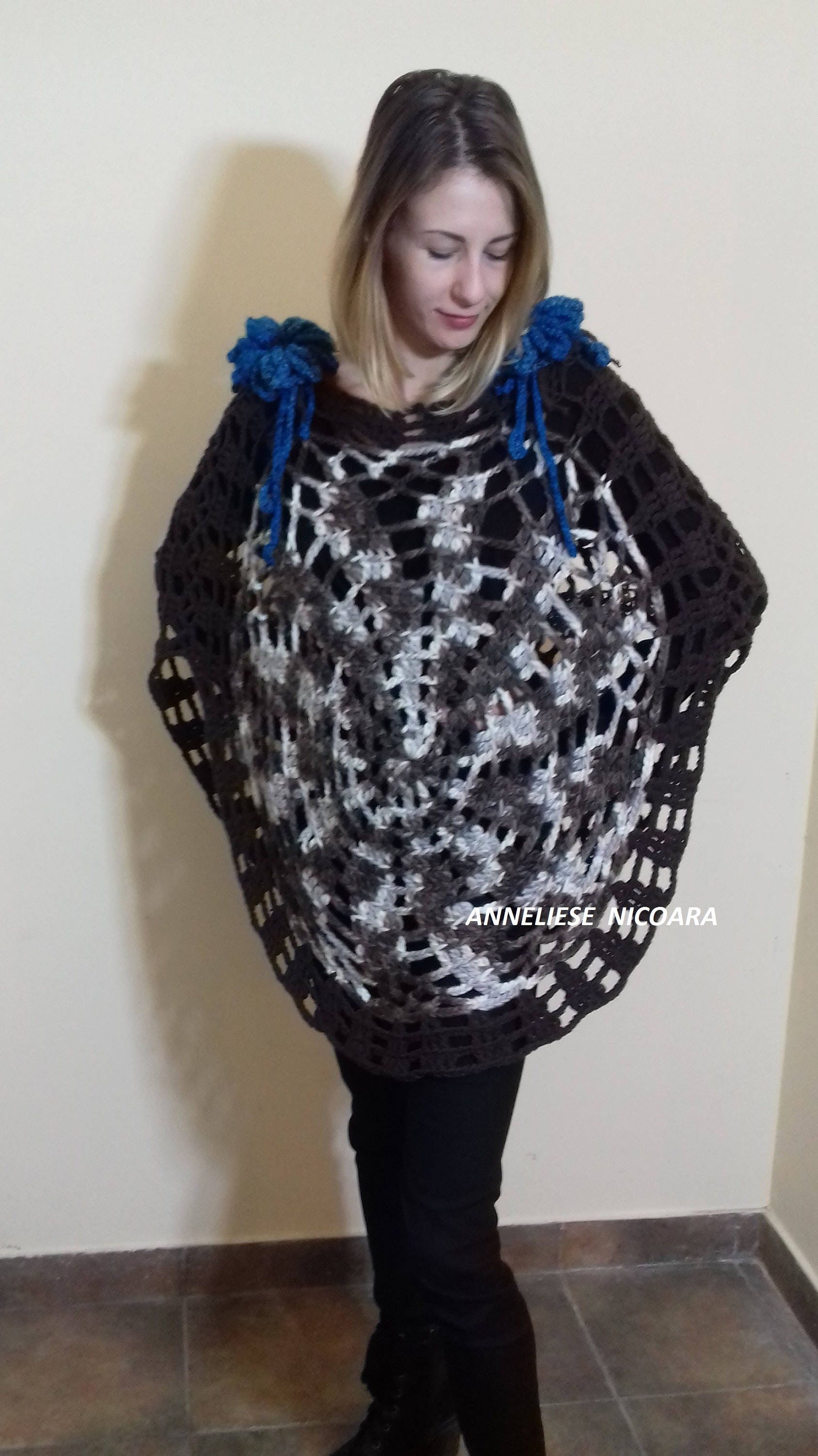 Gehäkelter Mandala Poncho/Braun-Weißer Wollponcho Handgehäkelt/Poncho Mit Zwei Abnehmbaren Blumen/Unikat Design Gehäkelter Mandala Poncho/Braun-Weißer Wollponcho Handgehäkelt/Poncho Mit Zwei Abnehmbaren Blumen/Unikat Design von AnnesMagicCrochet