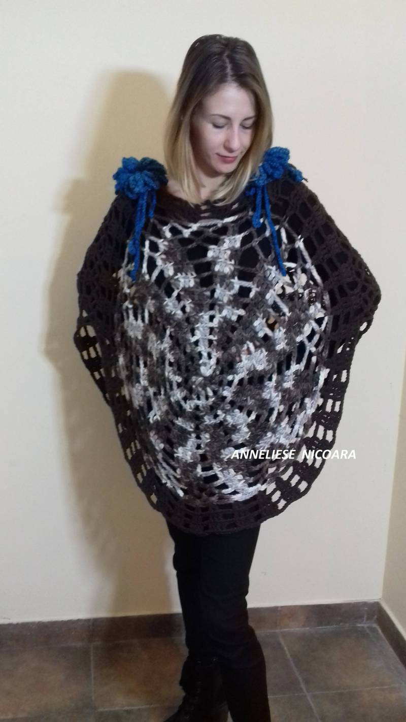 Gehäkelter Mandala Poncho/Braun-Weißer Wollponcho Handgehäkelt/Poncho Mit Zwei Abnehmbaren Blumen/Unikat Design Gehäkelter Mandala Poncho/Braun-Weißer Wollponcho Handgehäkelt/Poncho Mit Zwei Abnehmbaren Blumen/Unikat Design von AnnesMagicCrochet
