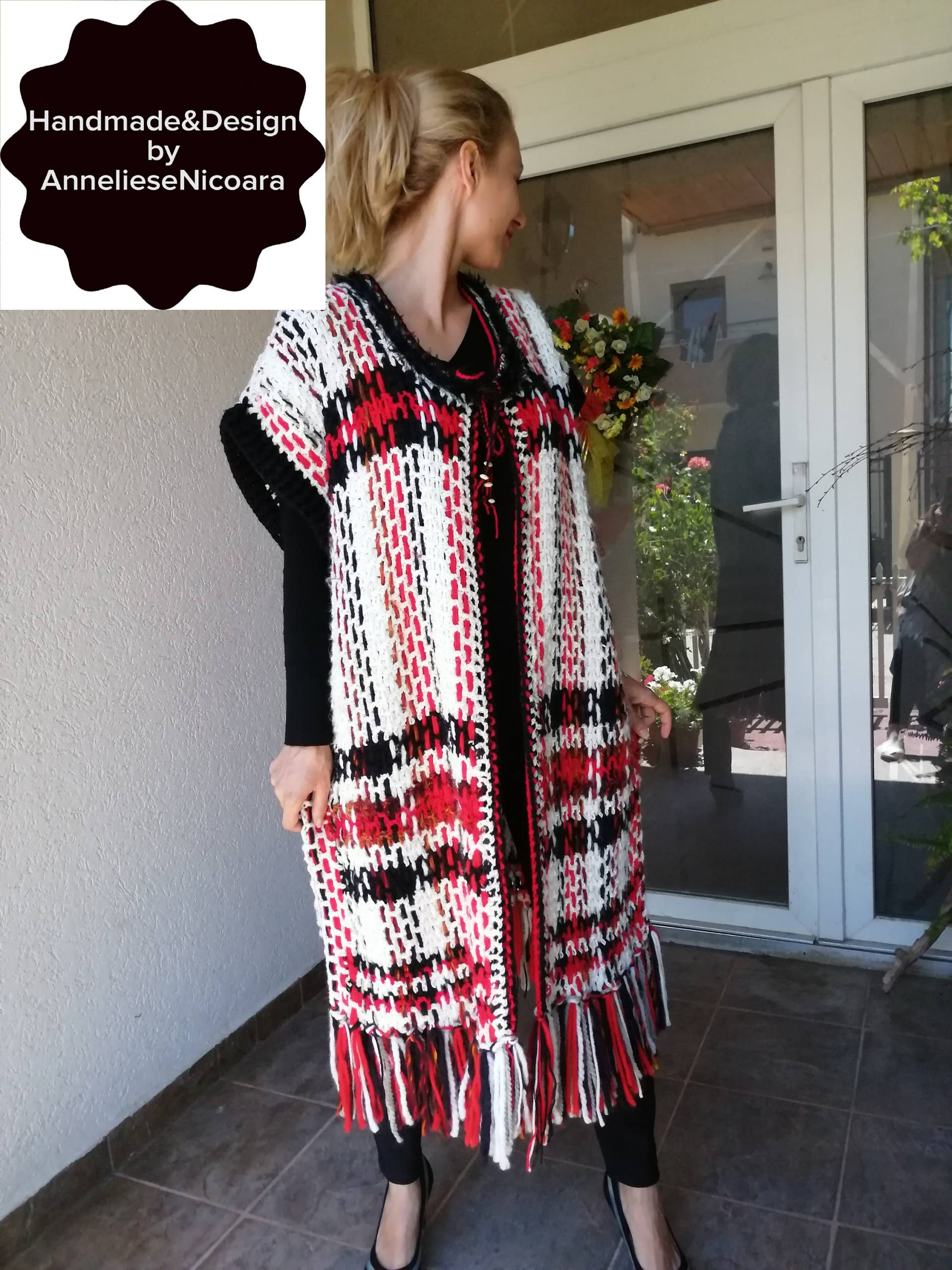 Tartan Weste/Damen Wollweste in Weiß, Schwarz Und Rot/Langärmelige Strickjacke/Großformat von AnnesMagicCrochet