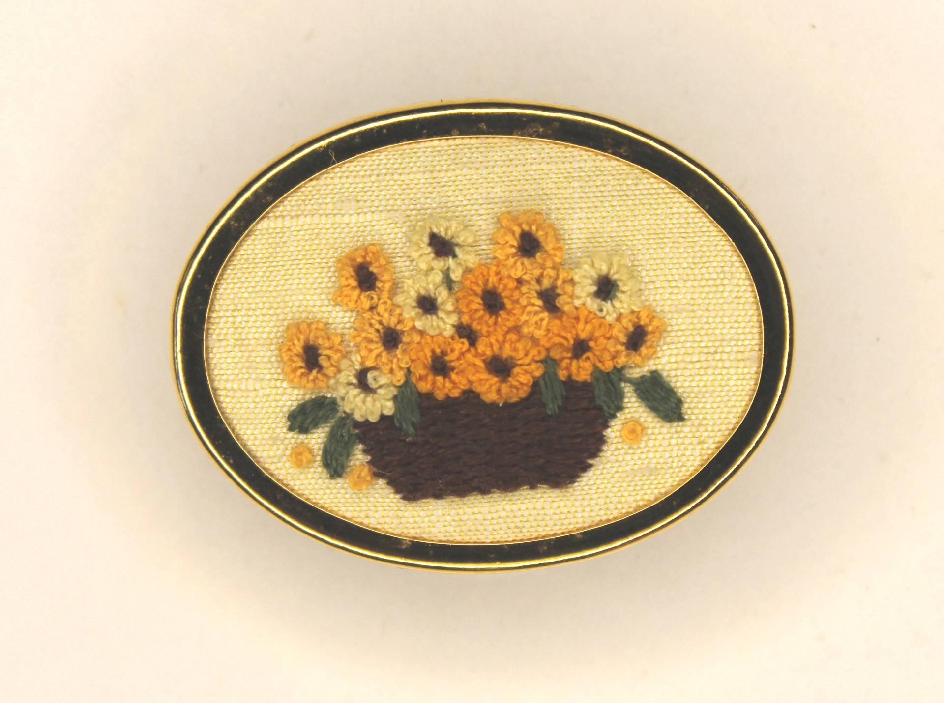 Schöne Vintage Brosche Mit Goldfarbenem Rand, Innen Gesticktes Körbchen Winzigen Lumen Und Ein Anhänger in Emaillearbeit Schöne Vintage Brosche Mit Goldfarbenem Rand, Innen Gesticktes Körbchen Winzigen Lumen Und Ein Anhänger in Emaillearbeit von AnnesRetroFeeling