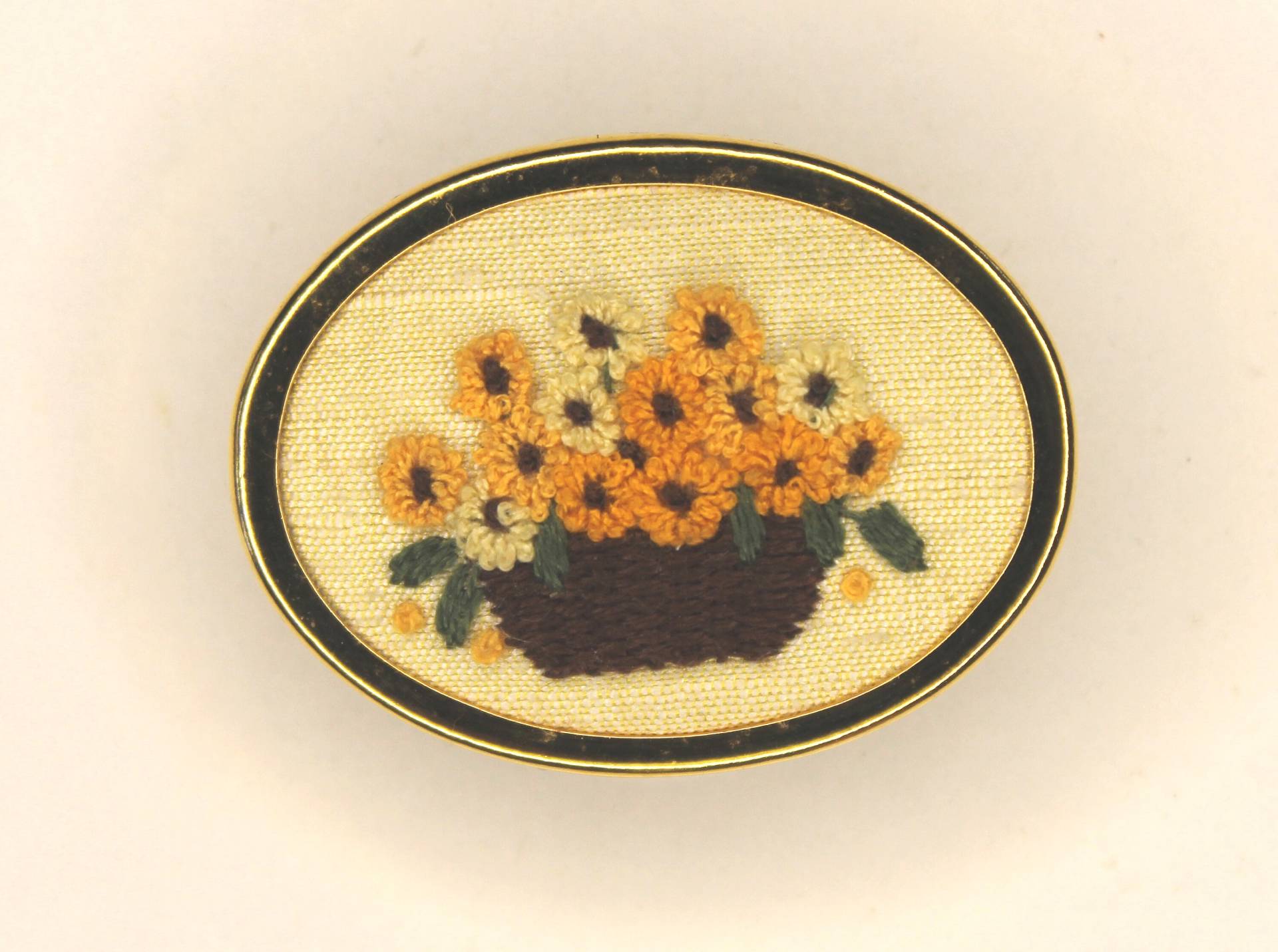 Schöne Vintage Brosche Mit Goldfarbenem Rand, Innen Gesticktes Körbchen Winzigen Lumen Und Ein Anhänger in Emaillearbeit Schöne Vintage Brosche Mit Goldfarbenem Rand, Innen Gesticktes Körbchen Winzigen Lumen Und Ein Anhänger in Emaillearbeit von AnnesRetroFeeling
