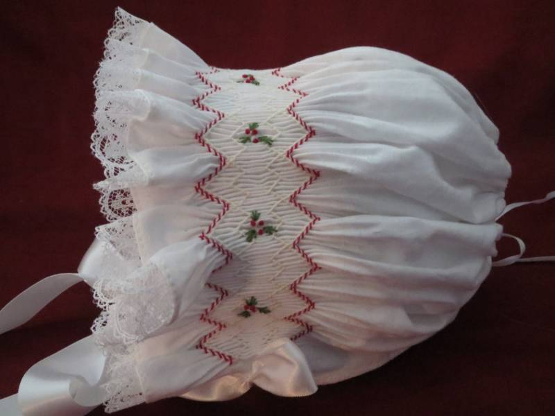 Entzückende Weihnachten Hand Gesmokt Baby Mütze. Rot Und Weiß. Stechpalme-Stickerei von AnnetteGraceDesigns