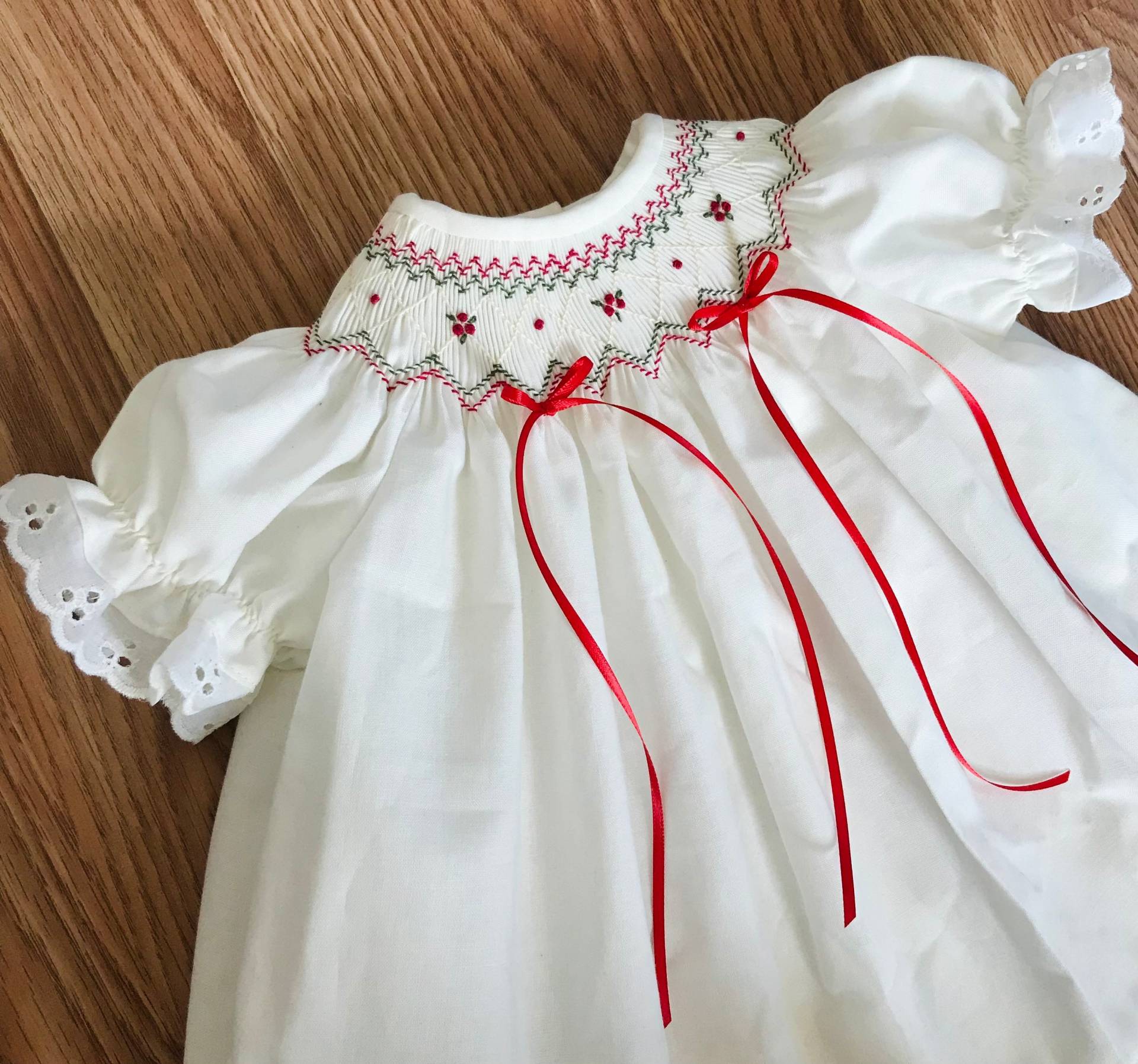 Smoked Weihnachtliches Bischof Kleid Für Baby Mädchen. Elfenbein Mit Rotem Und Grünem Spitzenkleid. Auf Bestellung von AnnetteGraceDesigns