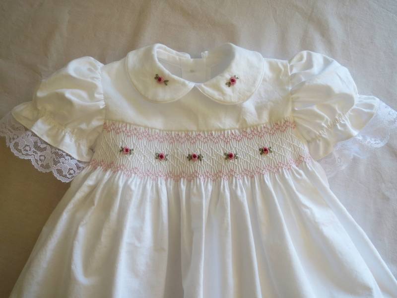 Wunderschönes Weiß Und Rosa Hand Gesmoktes Kleid Für Baby Kleinkind Mädchen. Spitzenkleid. Auf Bestellung von AnnetteGraceDesigns