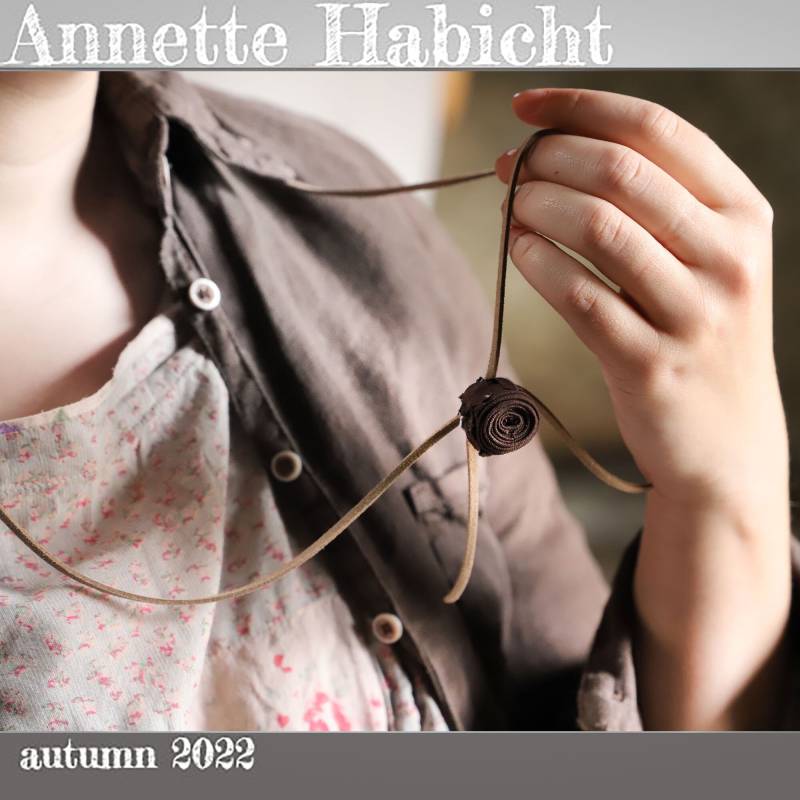 Halskette Handgenähte Rose Aus Antikem Stoff, Mokkabraun, Handgefärbt, Mit Lederband von AnnetteHabicht