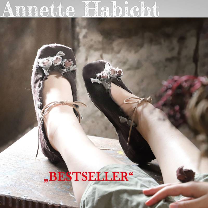 Schuhe, Antikstoff in Der Farbe Mokka, 3 Handgenähte Rosen Pro Schuh Dunkelrosa Mit Zartem Hellgrün, Handgenäht von AnnetteHabicht