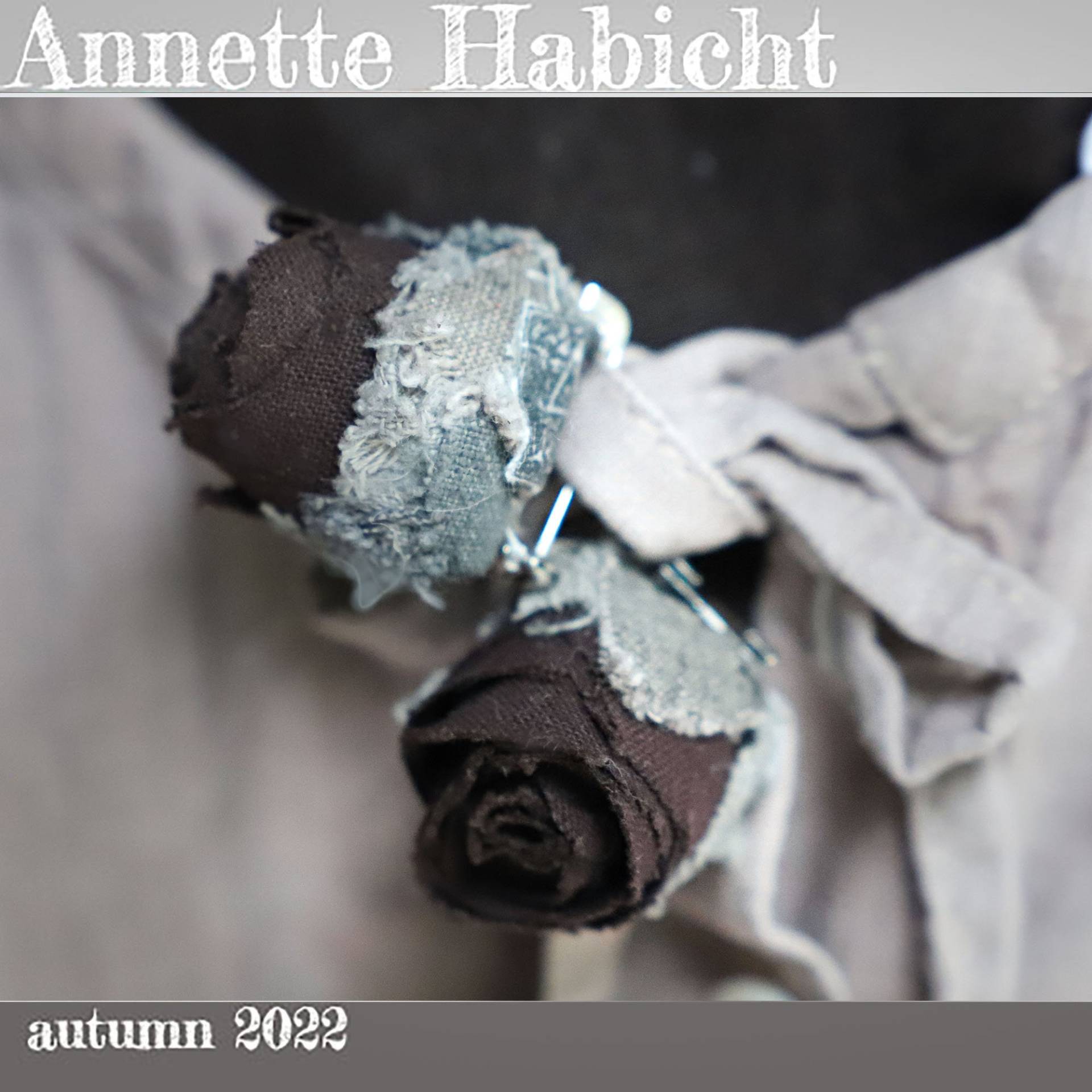 Zwei Rosen, Jeweils Mit Kleiner Sicherheitsnadel, Ausgefransten Blättern, Handgefärbtes Antikes Leinen, Mokka von AnnetteHabicht