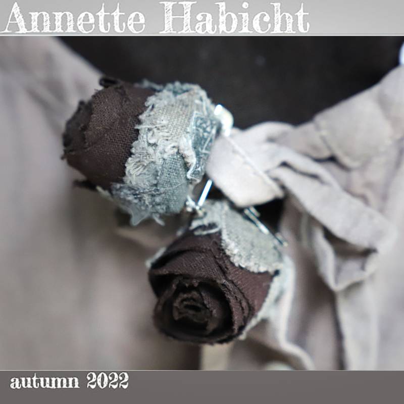 Zwei Rosen, Jeweils Mit Kleiner Sicherheitsnadel, Ausgefransten Blättern, Handgefärbtes Antikes Leinen, Mokka Zwei Rosen, Jeweils Mit Kleiner Sicherheitsnadel, Ausgefransten Blättern, Handgefärbtes Antikes Leinen, Mokka von AnnetteHabicht