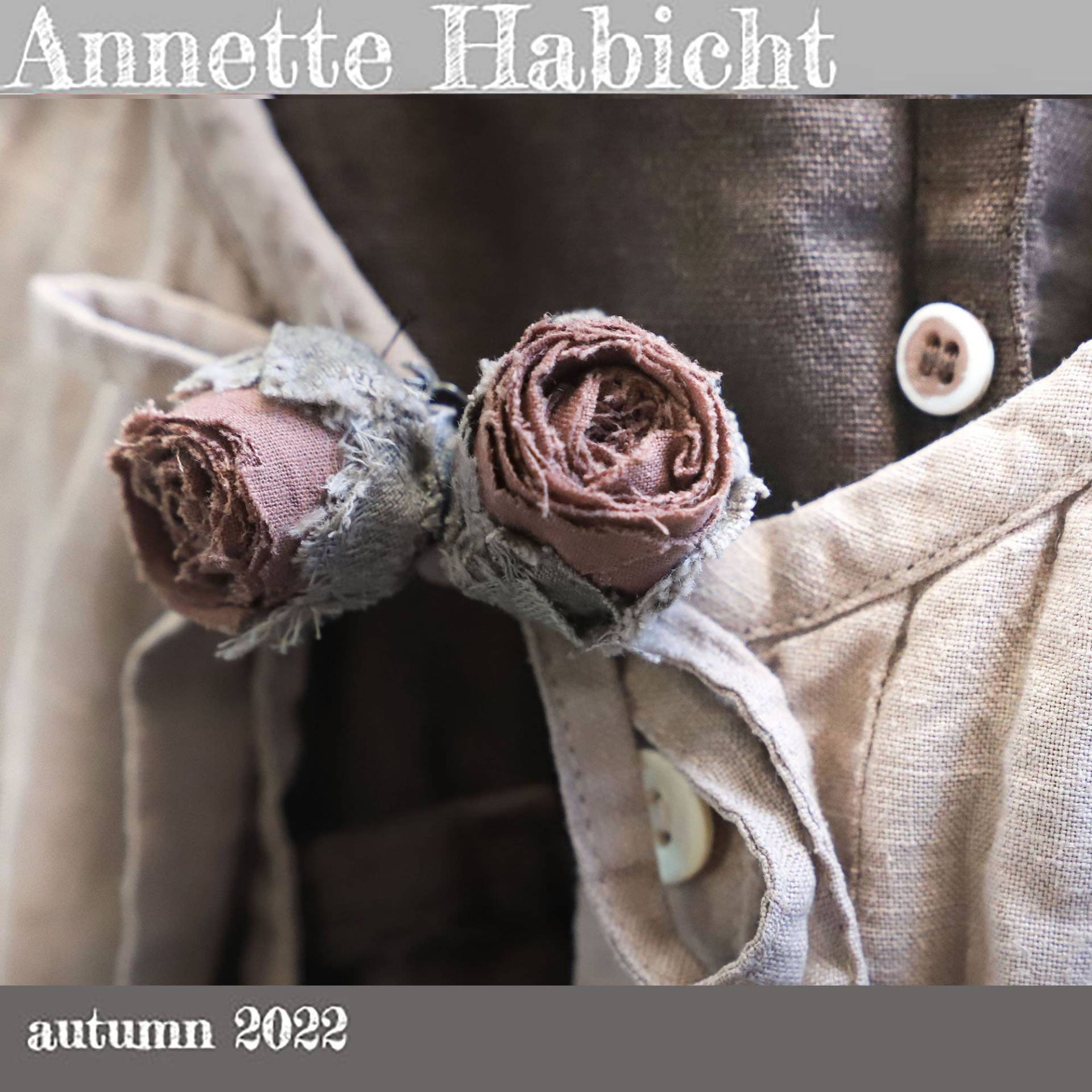 Zwei Rosen, Mit Ausgefransten Blättern, Handgefärbtes Antikes Leinen, Altrosa, Befestigung Einem Clip von AnnetteHabicht