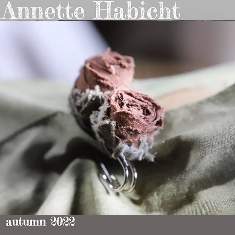 Zwei Rosen, Mit Ausgefransten Blättern, Handgefärbtes Antikes Leinen, Altrosa, Verschluss Sicherheitsnadel Zwei Rosen, Mit Ausgefransten Blättern, Handgefärbtes Antikes Leinen, Altrosa, Verschluss Sicherheitsnadel von AnnetteHabicht