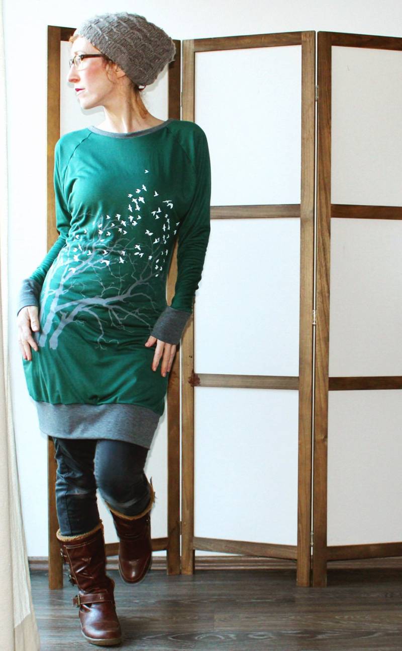 Fledermausshirt-Vögel Im Geäst -Extra Lang-Grün von AnnetteSpringerStore