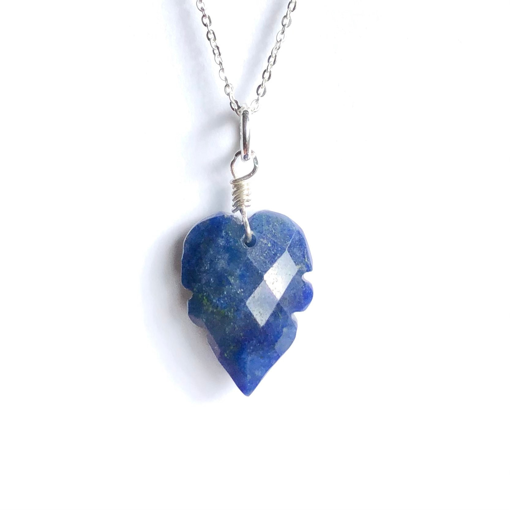 Dumortierit Blatt Anhänger - Zartes Stapeln Geburtstagsgeschenk Blau Edelstein Mit Bedeutung Dumortierit Blatt Anhänger - Zartes Stapeln Geburtstagsgeschenk Blau Edelstein Mit Bedeutung von AnnetteWarham