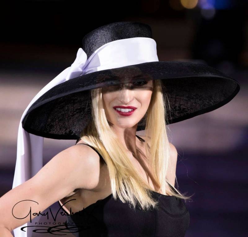Couture Hut. Designer Kentucky Derby Mütze. Schwarze Royal Ascot Modehut. Hochzeitsmütze. Schwarzer Hut.roter Teppich Couture Hut. Designer Kentucky Derby Mütze. Schwarze Royal Ascot Modehut. Hochzeitsmütze. Schwarzer Hut.roter Teppich von AnnettesCouture