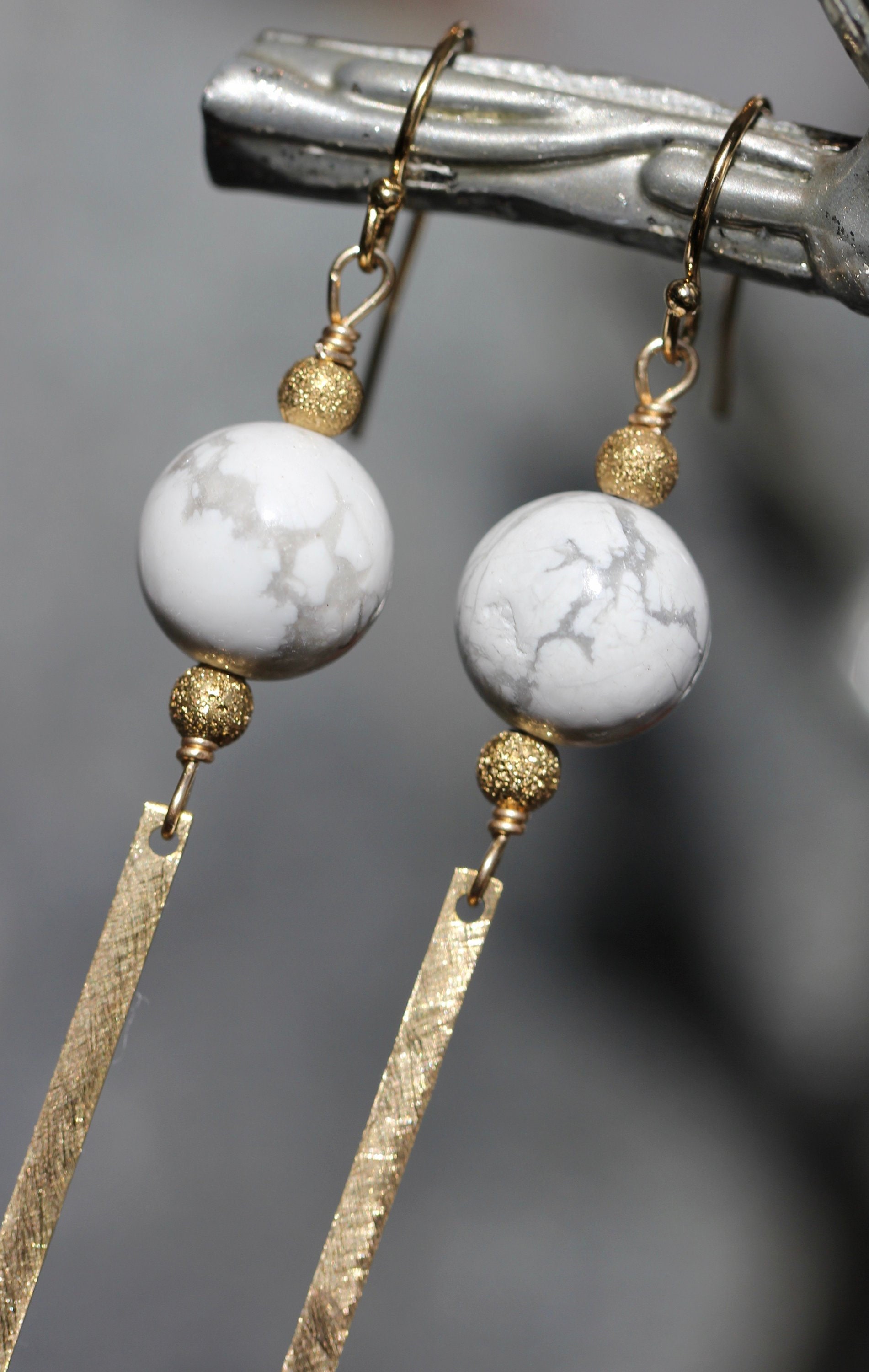 Howlith Messing Bar Ohrringe Howlith Messing Bar Ohrringe von AnnickDesigns