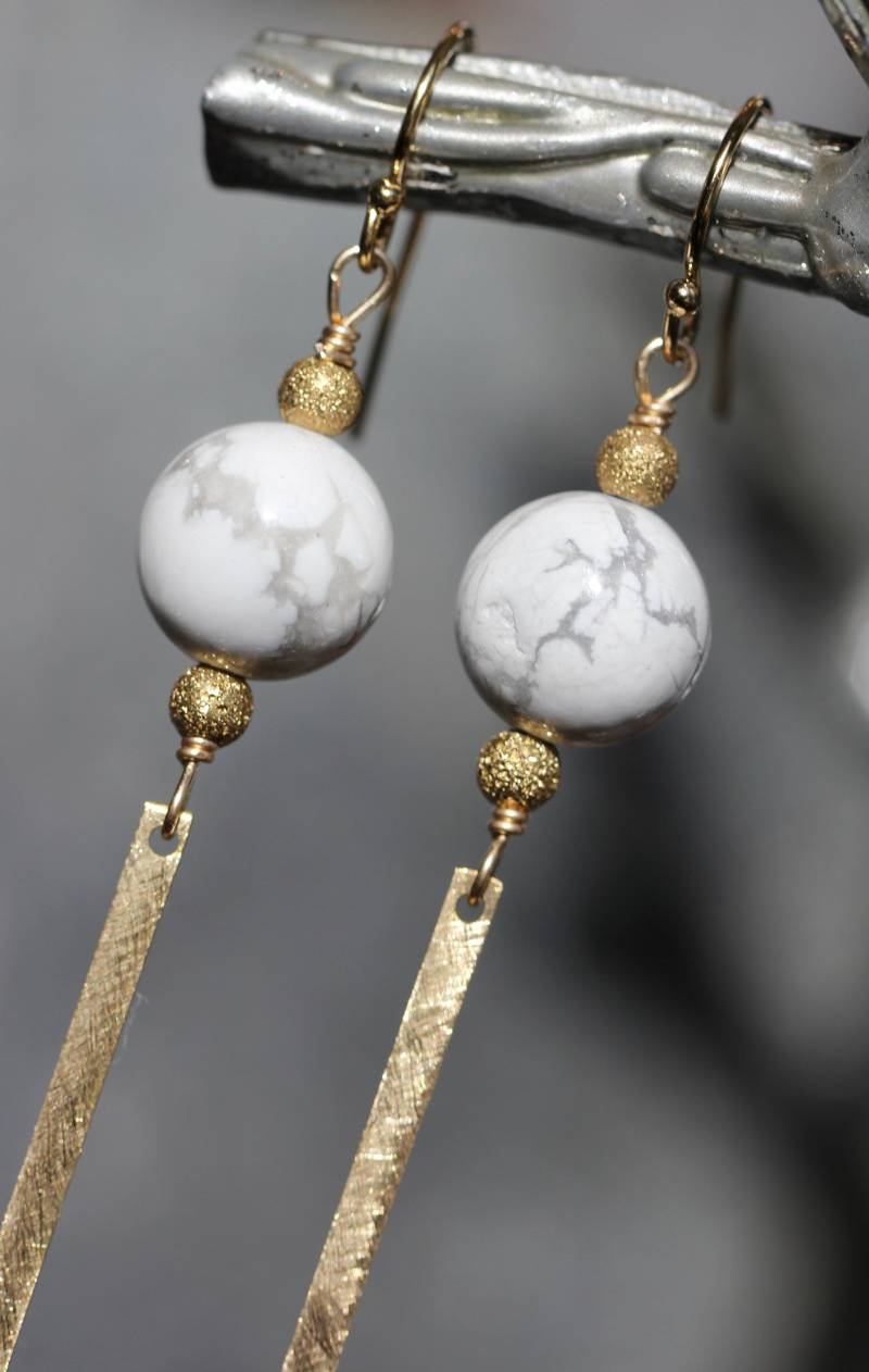 Howlith Messing Bar Ohrringe Howlith Messing Bar Ohrringe von AnnickDesigns