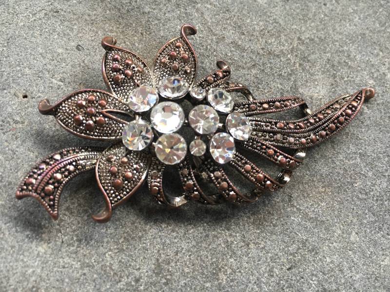 Vintage Kristall Klar Strass Bronze Metall Brosche Pin | Um 1950Er Jahre Diamante Kostüm Schmuck Blatt Floral Blütenblatt Design von AnnieAndClara