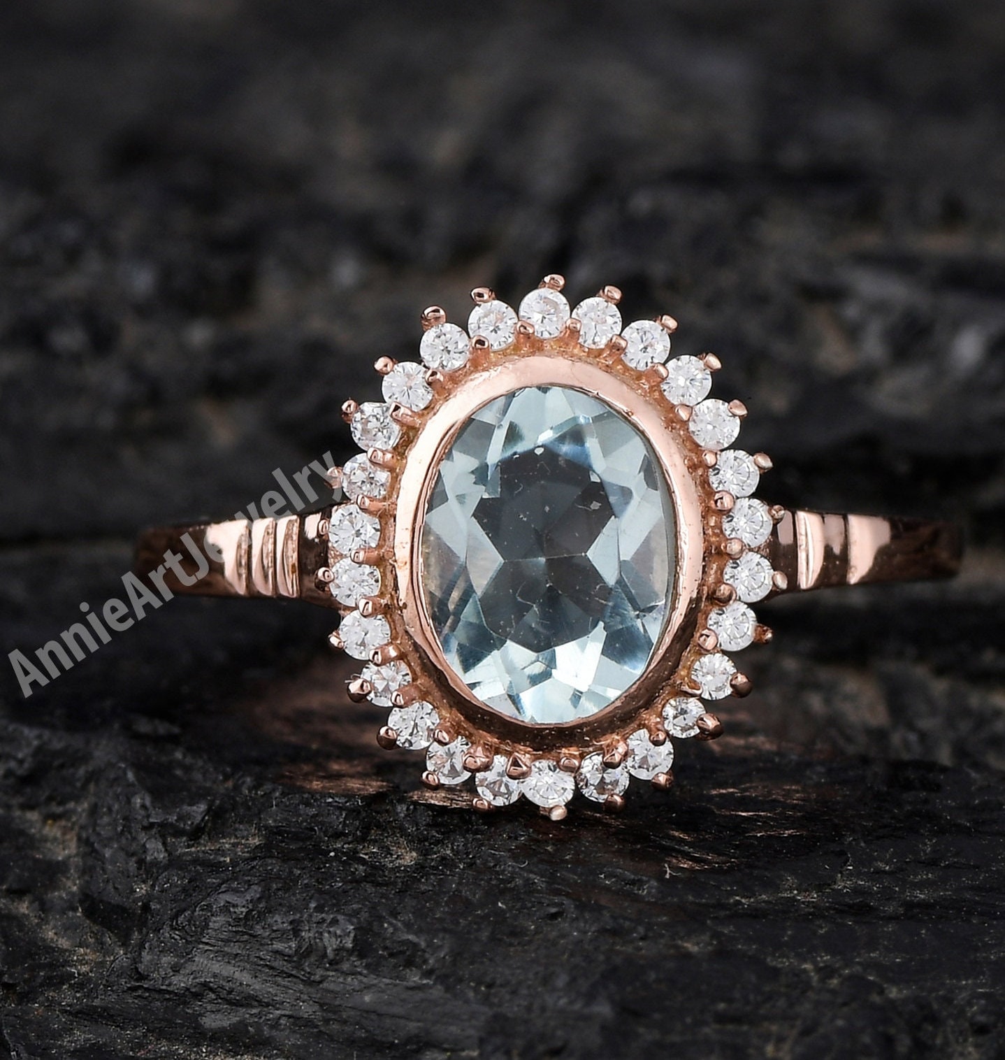 Blauer Aquamarin Ring - 18K Gold Gefüllter Oval Handgemachter Stapelbarer Halo Edelstein Ring-Frauen Ring-Schmuck von AnnieArtJewelry