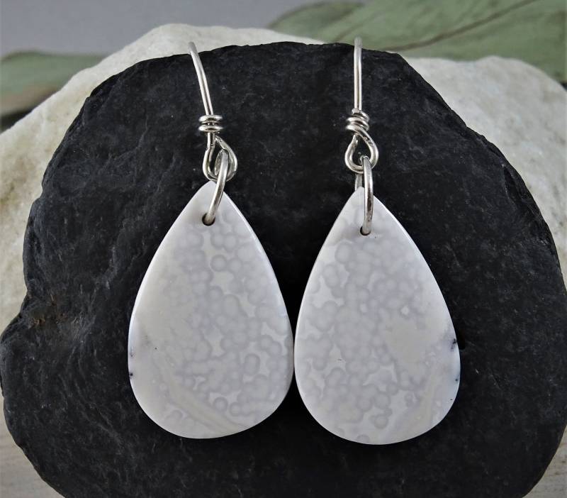 Howlith Ohrringe | Weißer Schmuck Weiß Baumeln Stein Tropfen Sterling Silber Für Männer Und Frauen von AnnieRandlett