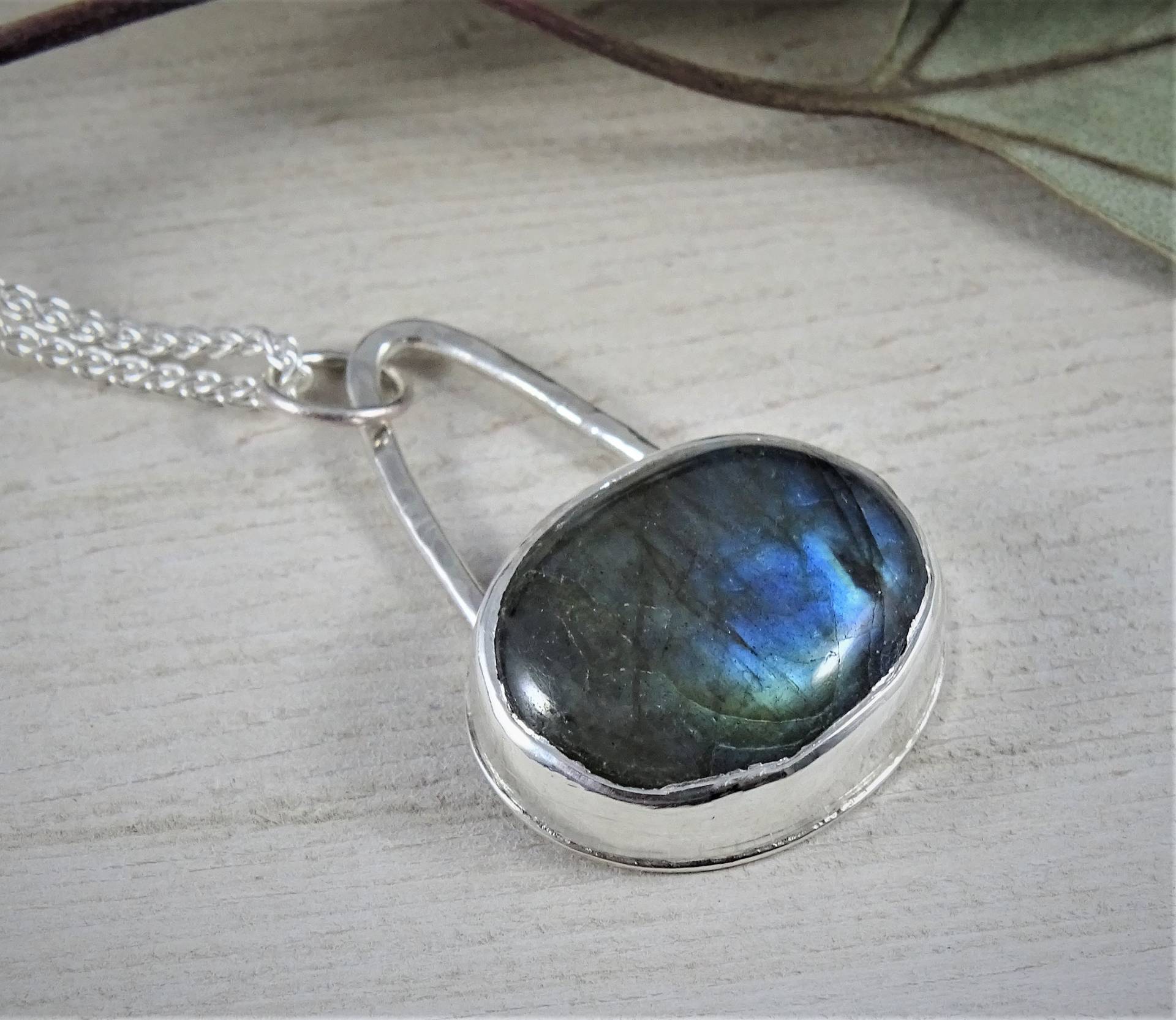 Labradorit Halskette | Cabochon Grüner Blue Flash Heilstein Handwerker Handgefertigter Moderner Anhänger Labradorit Halskette | Cabochon Grüner Blue Flash Heilstein Handwerker Handgefertigter Moderner Anhänger von AnnieRandlett