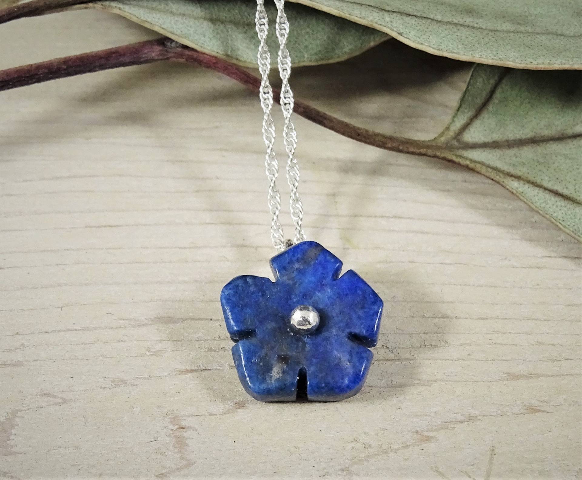 Lapislazuli Halskette | Zierliche Blumen Anhänger Blaue Schmuck Sterling Silber Charm Handgemachte Lapislazuli Halskette | Zierliche Blumen Anhänger Blaue Schmuck Sterling Silber Charm Handgemachte von AnnieRandlett