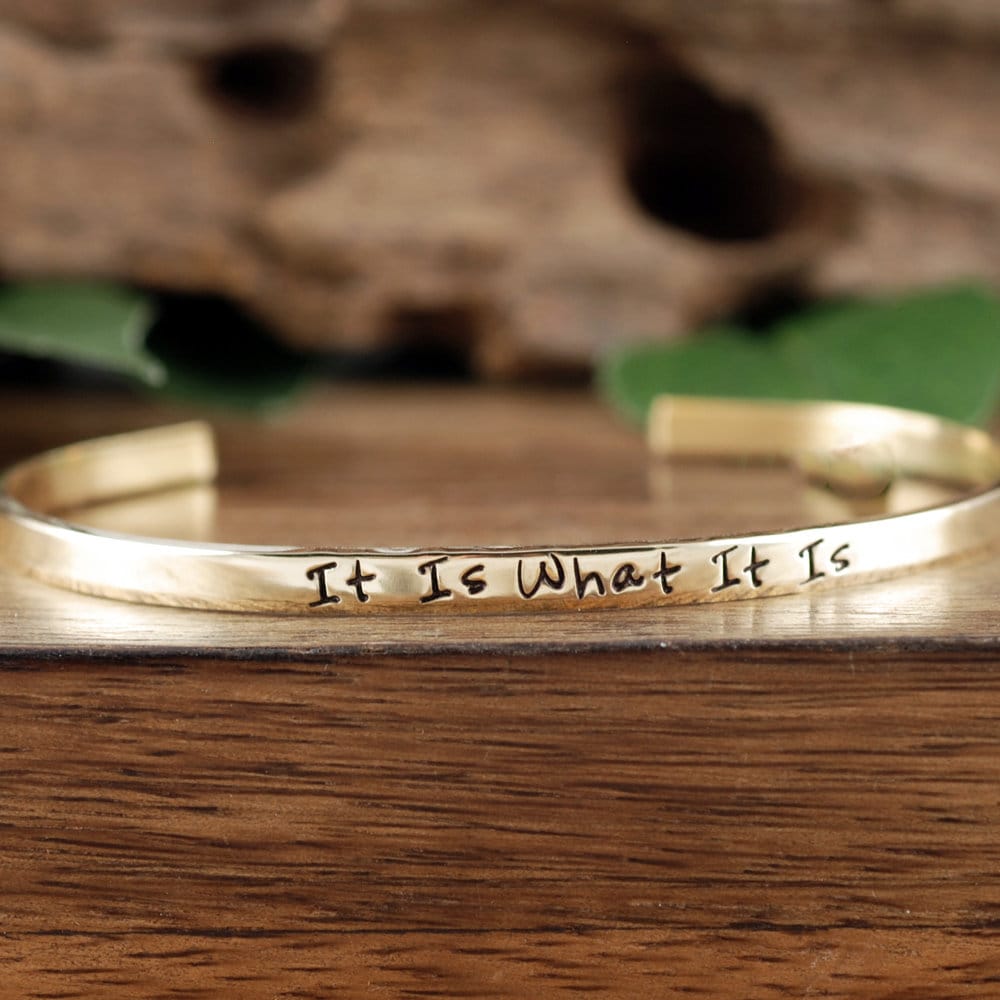 Es Ist, Was Es Ist Armband, Inspirierender Schmuck, Ermutigungsarmband, Positives Zitat, Zitat Inspirierendes Armband von AnnieRehJewelry