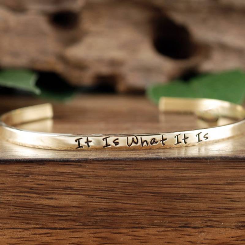 Es Ist, Was Es Ist Armband, Inspirierender Schmuck, Ermutigungsarmband, Positives Zitat, Zitat Inspirierendes Armband von AnnieRehJewelry