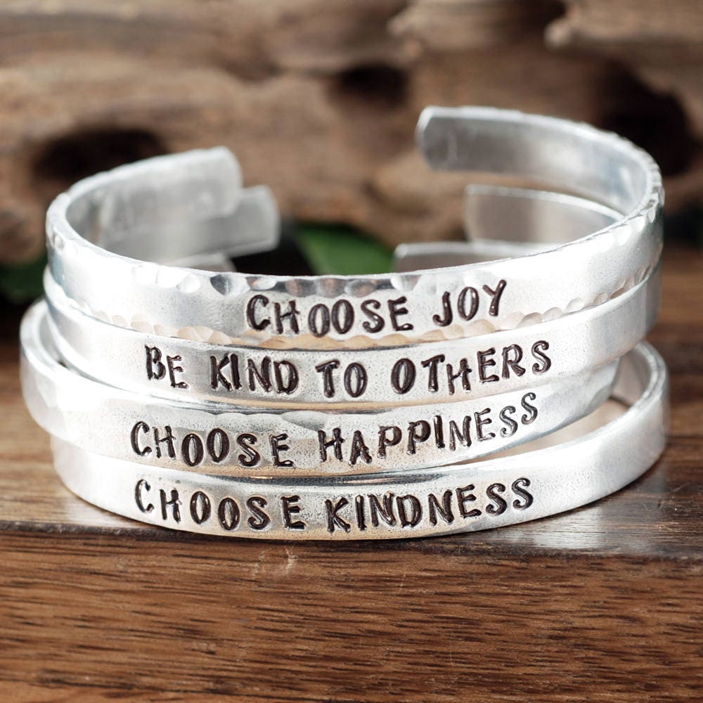 Inspirierendes Armband, Personalisiertes Personalisiertes Positive Botschaft, Wähle Freude, Wähle Freundlichkeit von AnnieRehJewelry