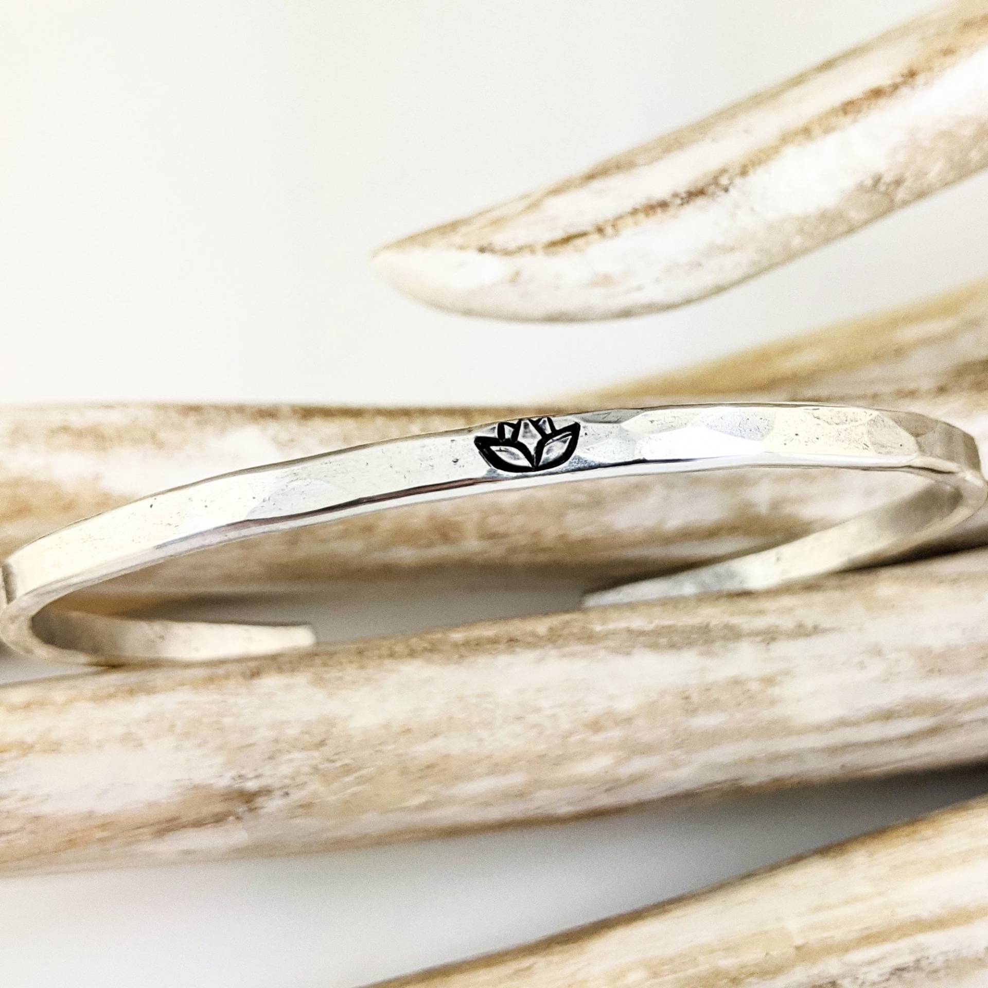 Silber Lotus Armband, Boho Schmuck, Skinny Manschetten, Yoga Weihnachtsgeschenk, Geschenk Für Sie, Personalisiertes von AnnieRehJewelry