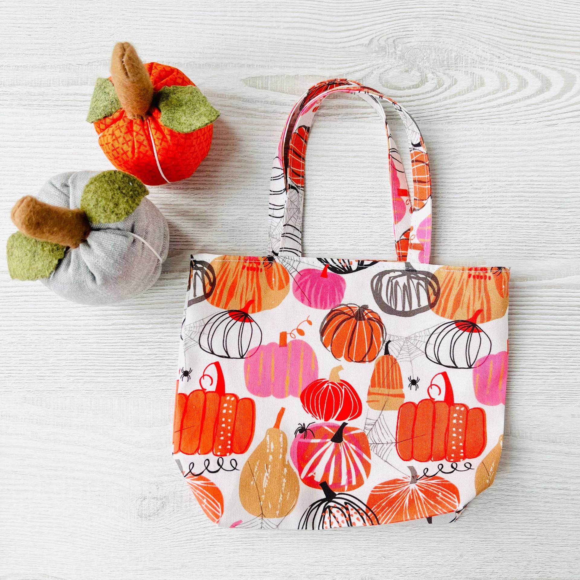 Süßes Oder Saures - Pink Orange Kürbisse von AnnieThornalley