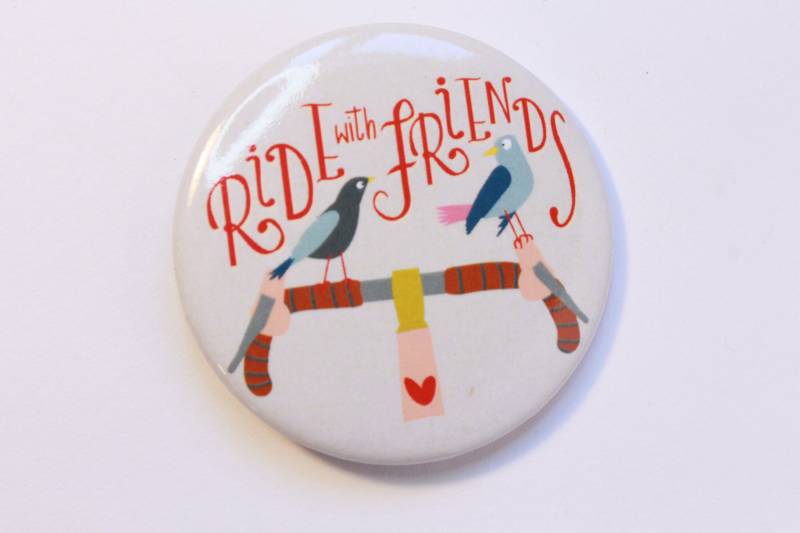 Großer Button/Fahrrad 57mm Ride With Friends Geschenk von AnnikaBohlingDesign