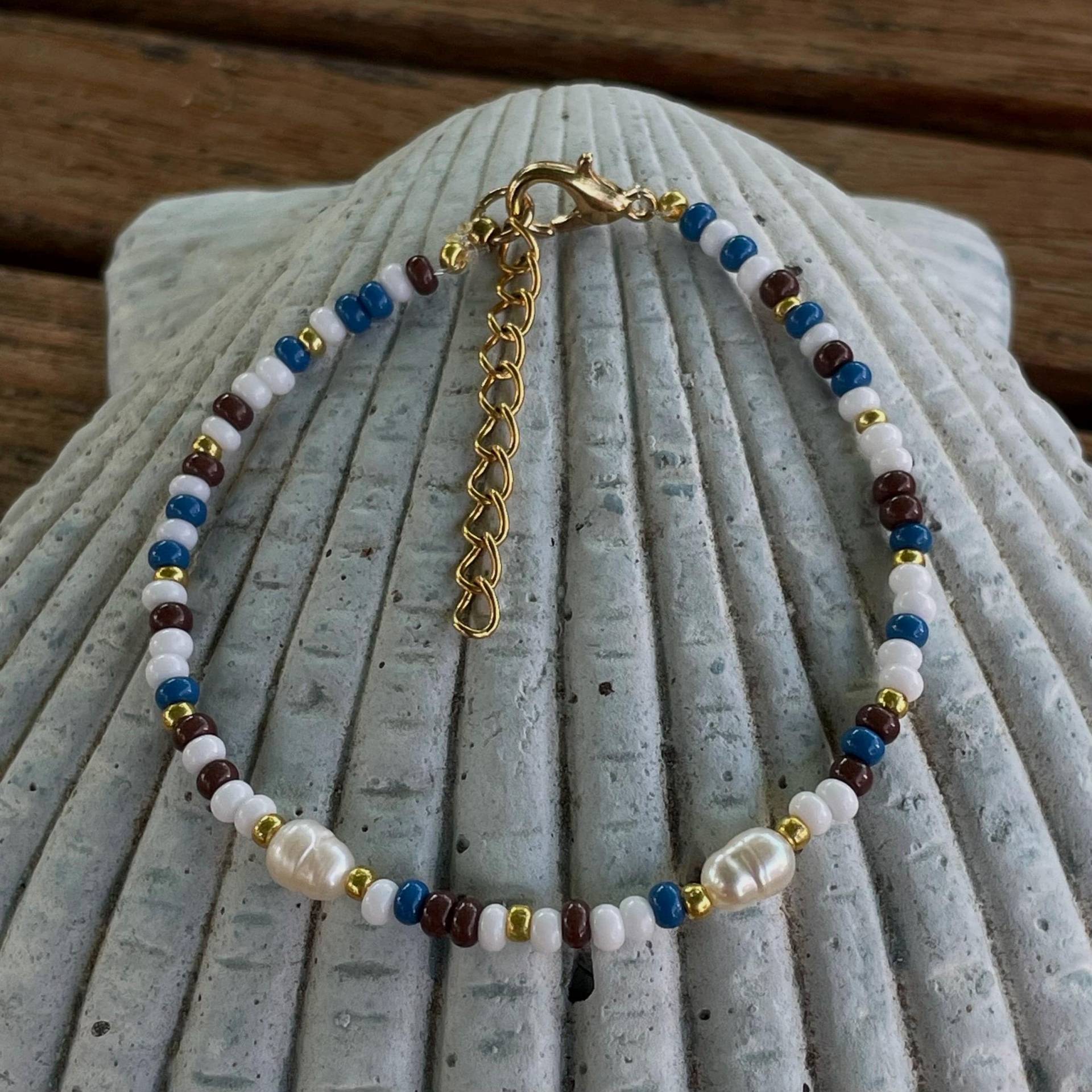 Handgefertigtes Perlenarmband, Blau/Weiss/Braune Perlen, Rocailles, Geschenk, Süßer Schmuck, Gold, Sommer, Strand, Meerjungfrau, Ozean von AnnilotteCH