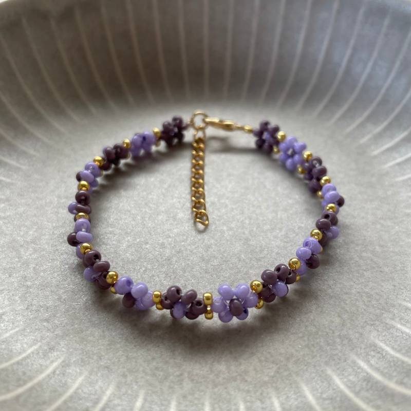 Handgemachtes Blümen Armband, Violet Und Gold Perlen, Sommer Frühling, Rocailles, Geschenk, Niedlicher Schmuck, Daisy Neue Kollektion von AnnilotteCH