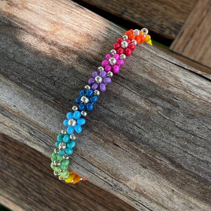 Handgemachtes Armband Blumen, Regenbogen & Silber Perlen, Rocailles, Sommer, Frühling, Geschenk, Süßer Schmuck, Gänseblümchen Armband, Sammlung Handgemachtes Armband Blumen, Regenbogen & Silber Perlen, Rocailles, Sommer, Frühling, Geschenk, Süßer Schmuck, Gänseblümchen Armband, Sammlung von AnnilotteCH