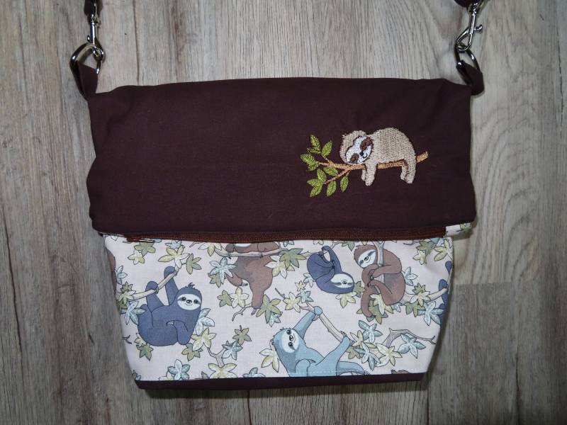 Handtasche/Umhängetasche Foldover Faultier Bestickt Unikat Handarbeit von AnnimannieB